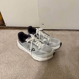 On Cloud Women’s size 9